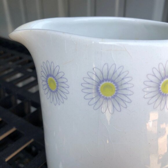 ARABIA FINLAND LARGE 6" WHITE PITCHER CREAMER PURPLE & YELLOW DAISY - Picture 2 of 5